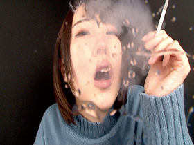 主観 タバコ美女 煙 ヤニベロ 痰唾ぶっかけ ドS淫語浴び手コキ　サンプル画像11